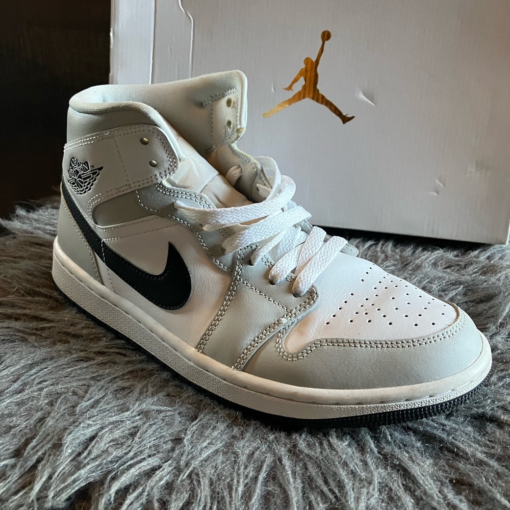 Women’s 9.5 authentic jordan 1 mid light smoke grey